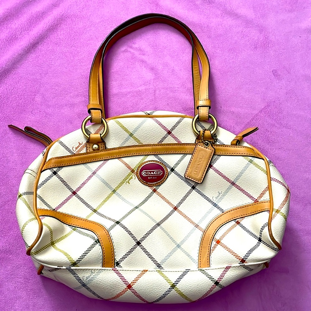 PRE♥️ Authentic Spacious, COACH everyday Signature Handbag in pristine condition